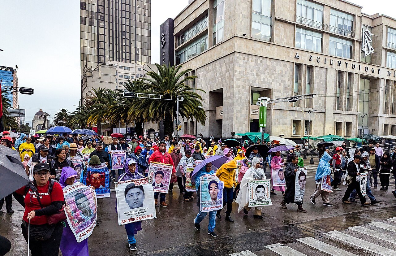 Padres y madres de los 43 normalistas de Ayotzinapa marchan con las fotografías de sus hijos en la Ciudad de México.