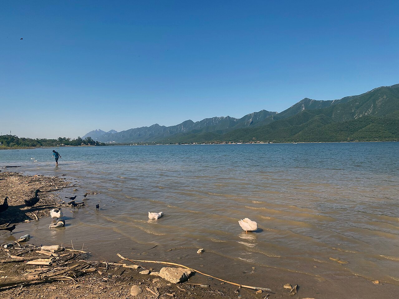 La presa La Boca en Santiago, Nuevo León, con su embalse en nivel alto.