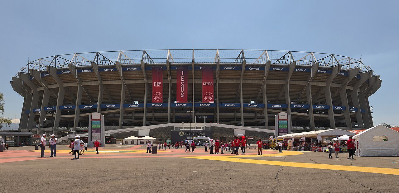 Estadio de futbol durante un partido de la Liga MX.