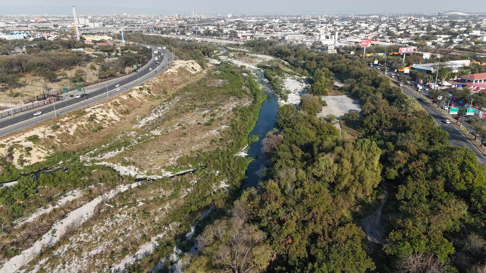 Vista aérea del Río Santa Catarina en Monterrey, el río que defiende el colectivo "Un Río en el Río".