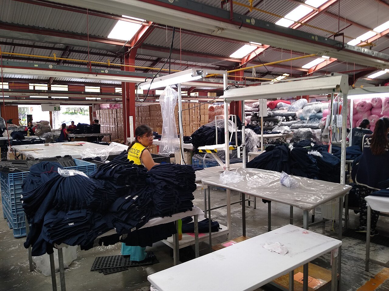Trabajadores en una planta manufacturera en México.
