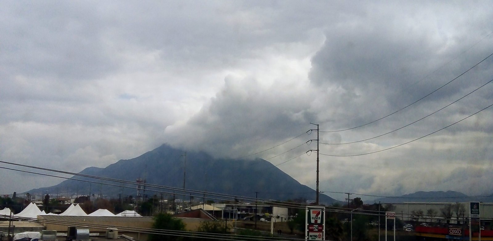 Nubes de tormenta sobre Monterrey, Nuevo León, ante la llegada del frente frío 2