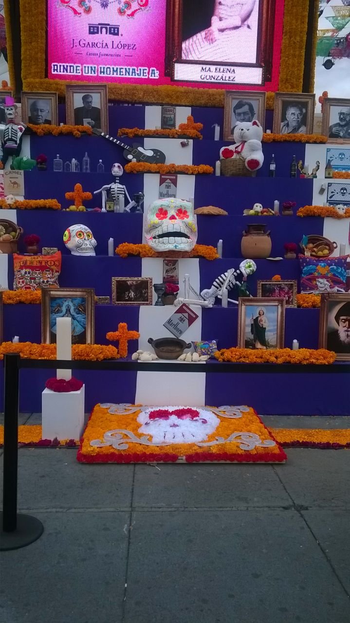 Ofrenda tradicional de Día de Muertos con flores de cempasúchil y veladoras.