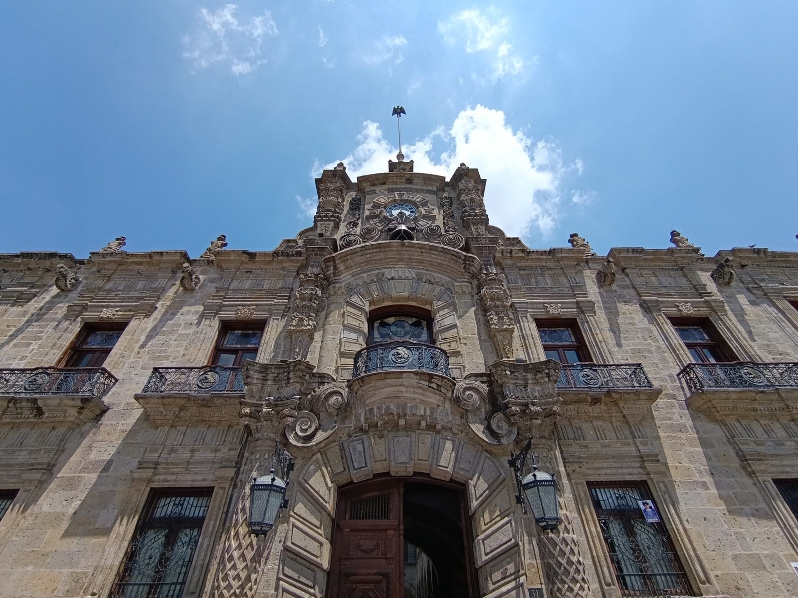 Fachada del Palacio de Gobierno de Jalisco en Guadalajara, con su portada de cantera, balcones y reloj