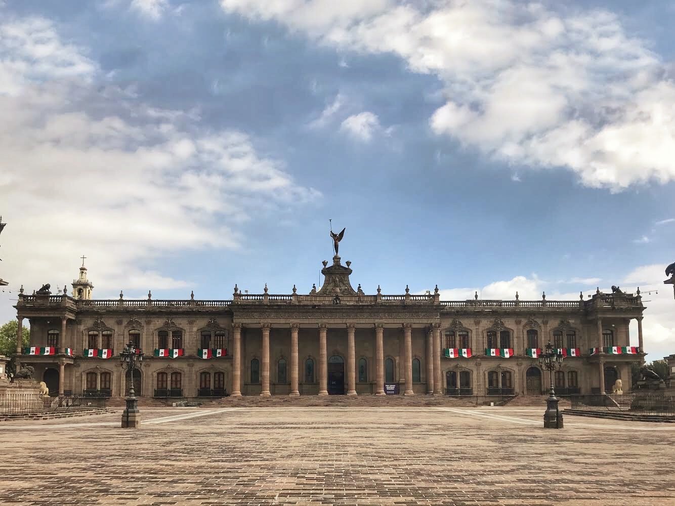 Fachada del Palacio de Gobierno de Nuevo León en la Macroplaza de Monterrey