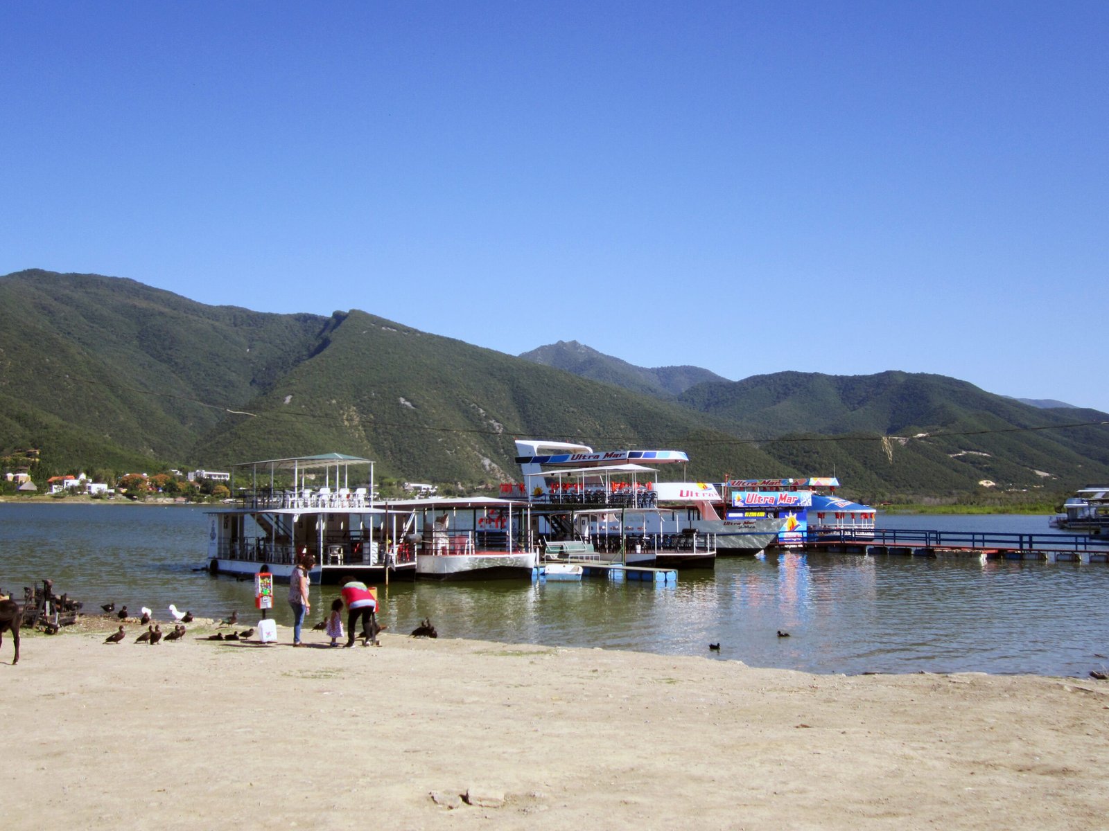 Presa Rodrigo Gómez, conocida como La Boca, en Santiago, Nuevo León, con su embalse lleno y la sierra al fondo.