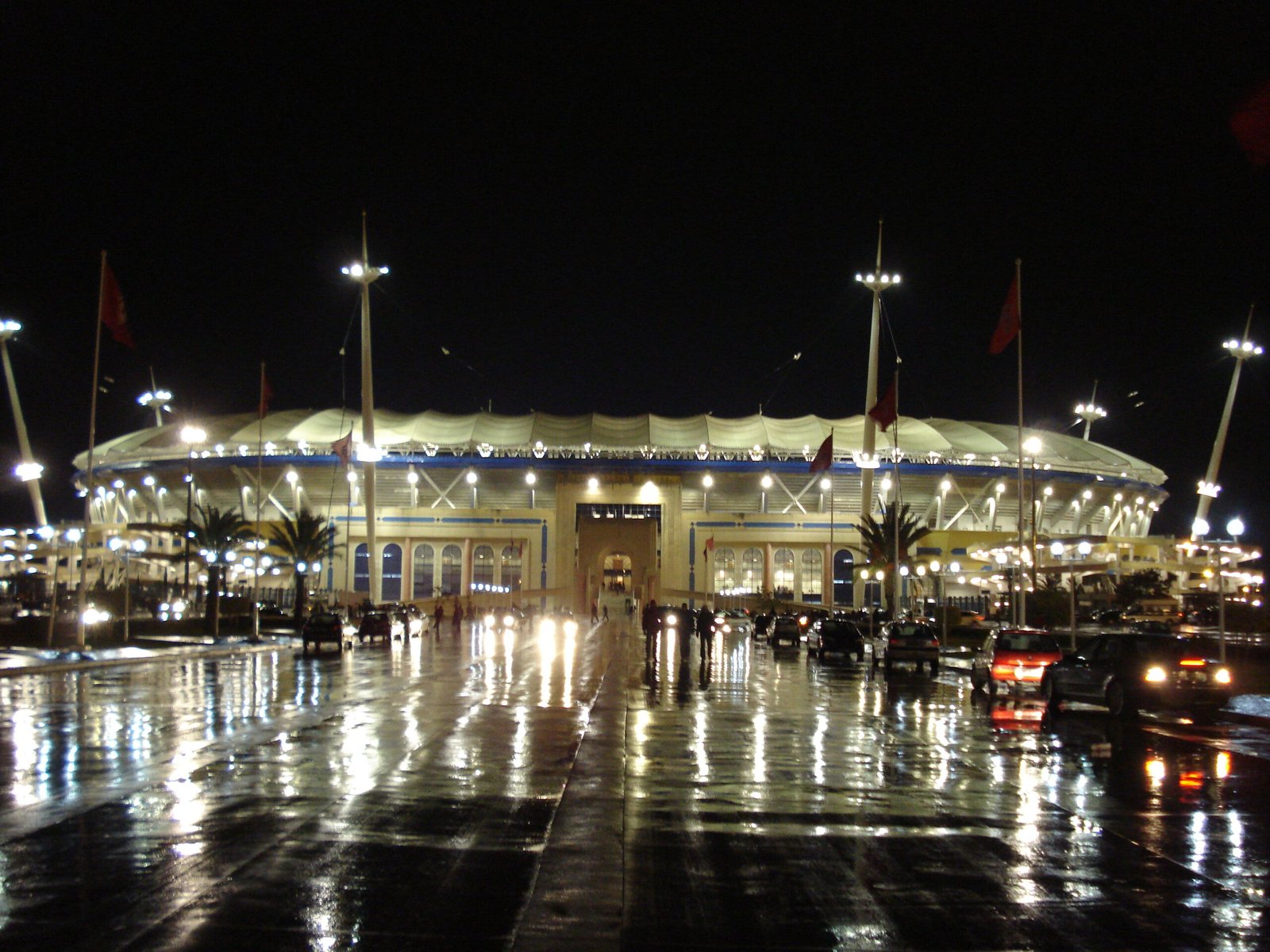 Estadio de fútbol iluminado durante un partido nocturno