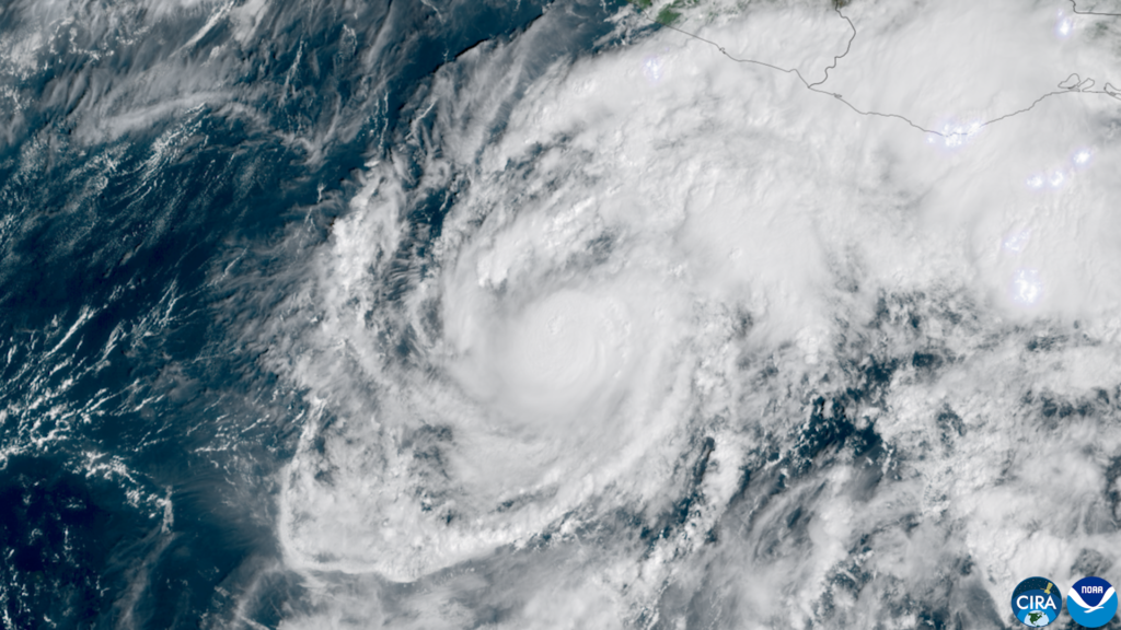 Imagen satelital del huracán Trudy frente a las costas del Pacífico mexicano