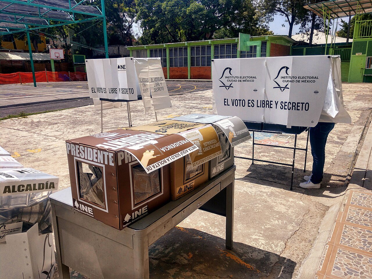 Urna electoral durante una jornada de votación en México.