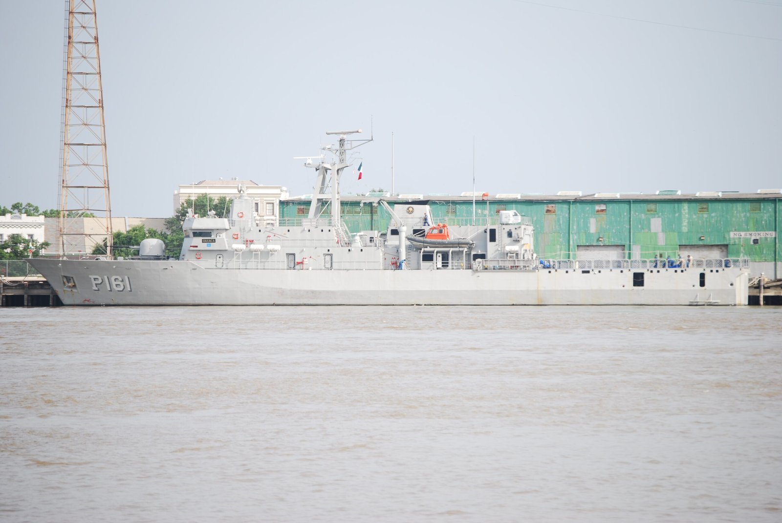 Buque patrulla de alta mar ARM Oaxaca (P-163) de la Armada de México navegando en el mar
