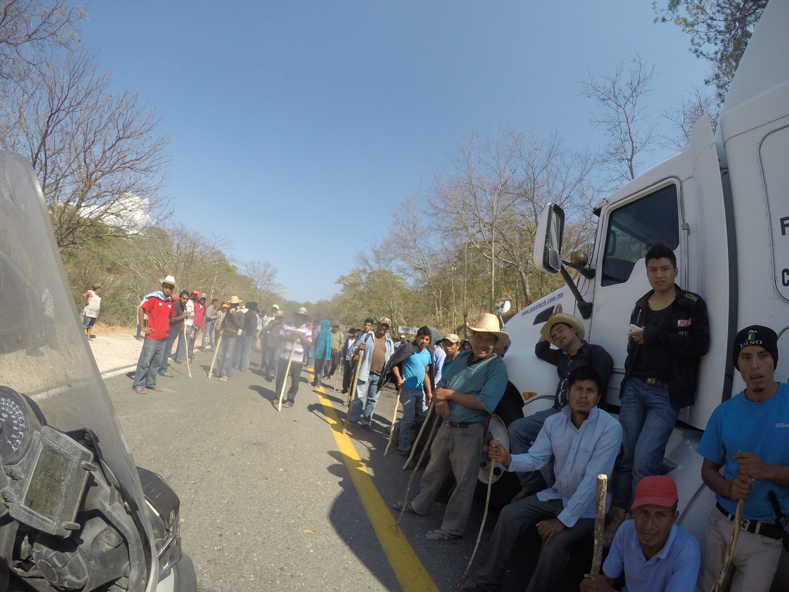 Camión de carga detenido sobre una carretera mexicana durante un bloqueo de transportistas