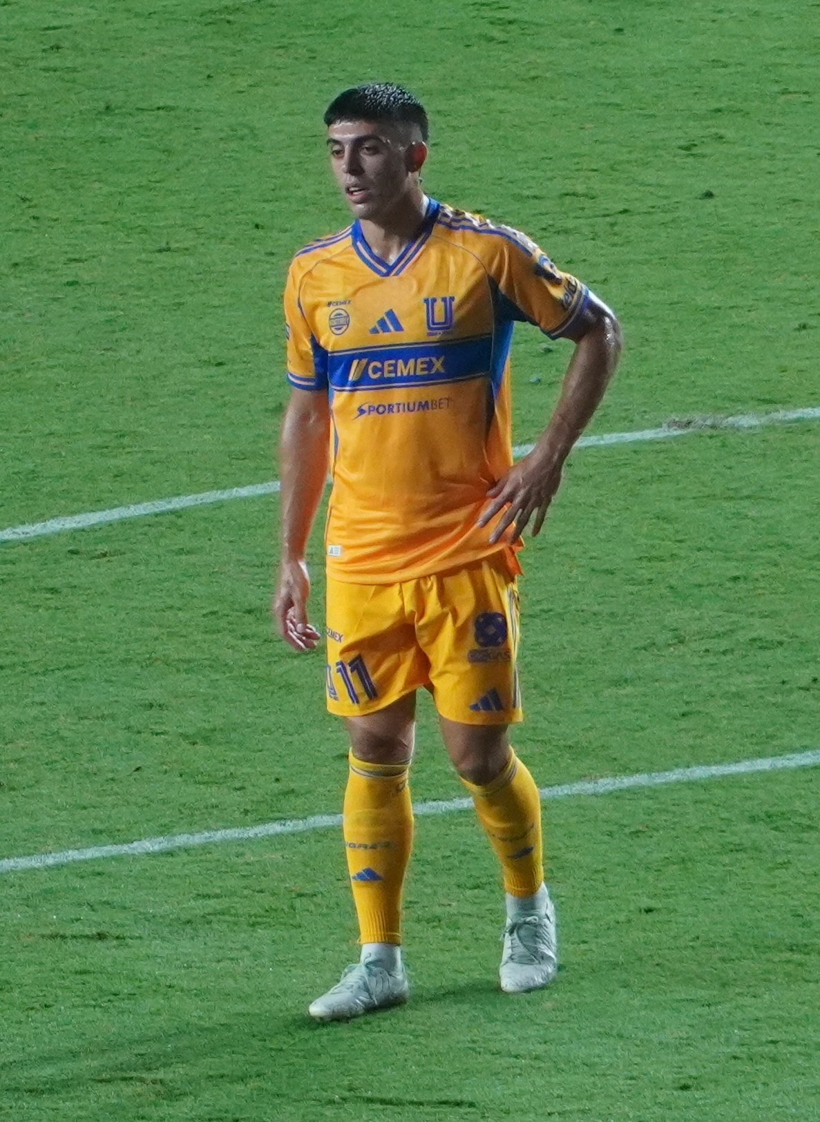 Juan Brunetta con la camiseta de los Tigres de la UANL