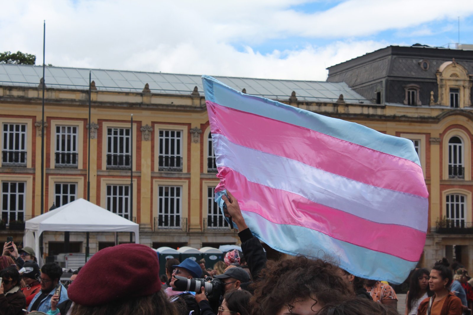 Multitud reunida en la Plaza de Bolívar de Bogotá durante una manifestación pública