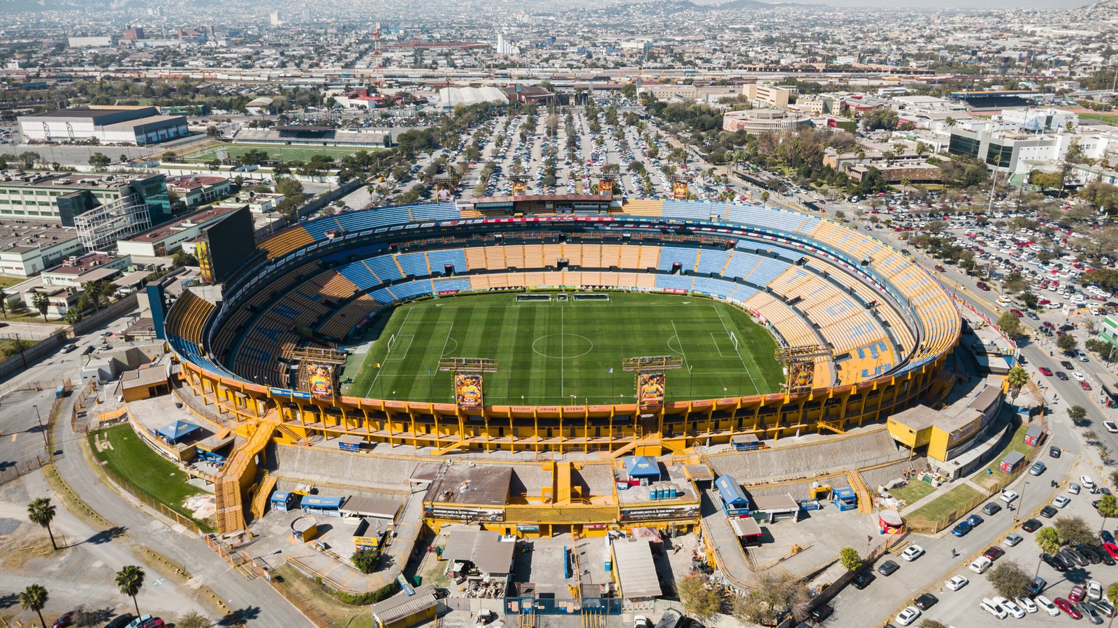 El Estadio Universitario, conocido como El Volcán, casa de los Tigres de la UANL en San Nicolás de los Garza, Nuevo León.