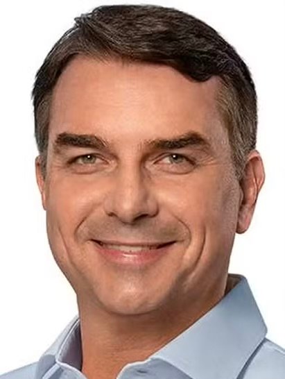 Fotografía oficial de campaña 2026 del senador Flávio Bolsonaro, candidato presidencial del Partido Liberal