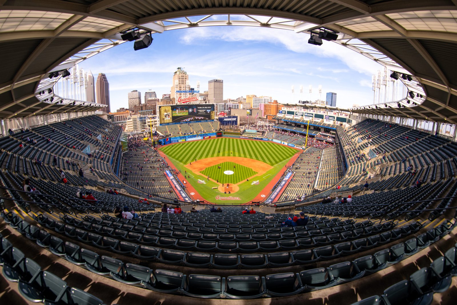 Aficionados en el Progressive Field, casa de los Cleveland Guardians, durante un juego