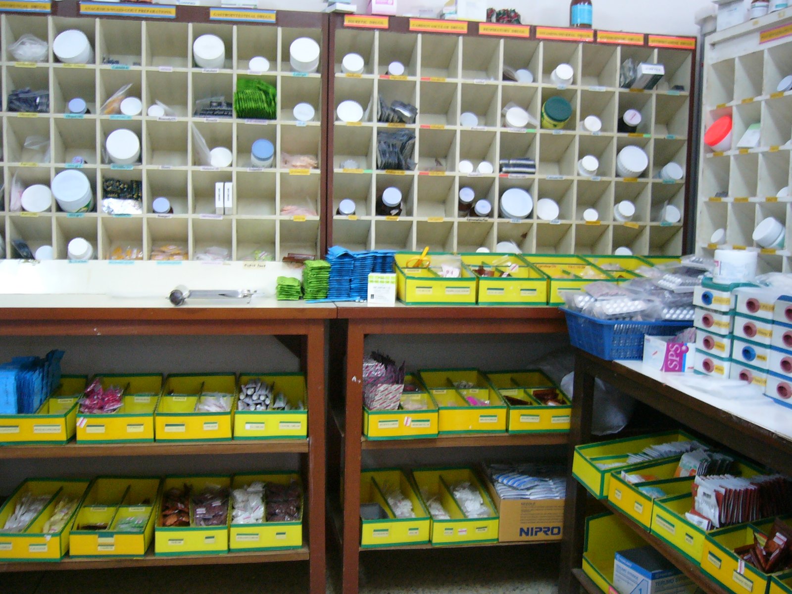 Anaqueles con medicamentos en la farmacia de un hospital público.