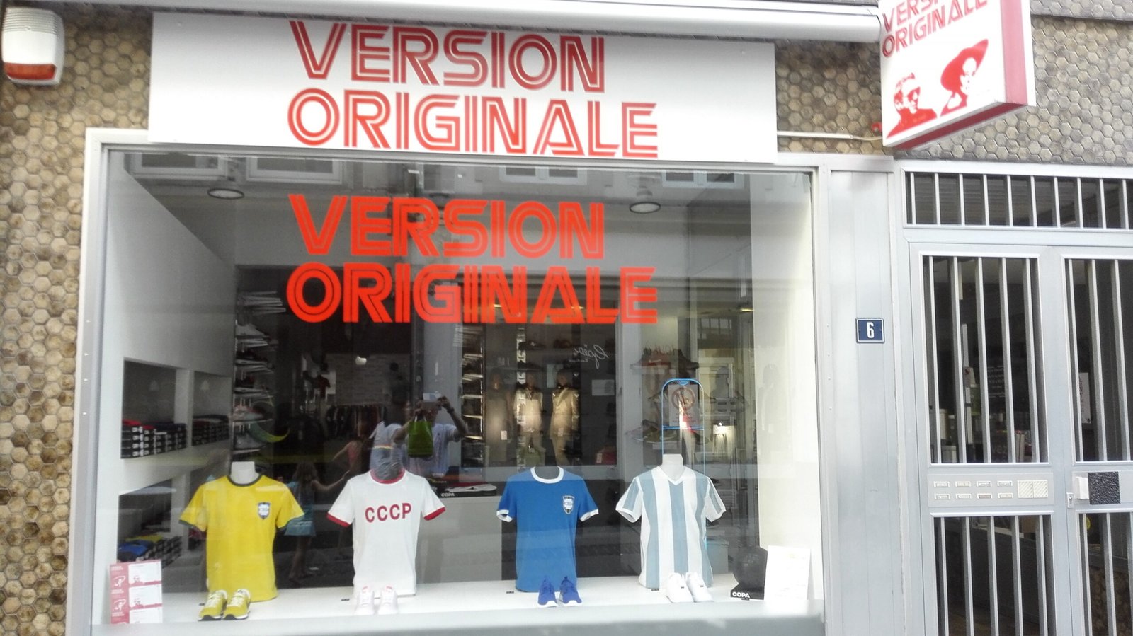 Escaparate de una tienda de artículos deportivos con camisetas de fútbol en exhibición