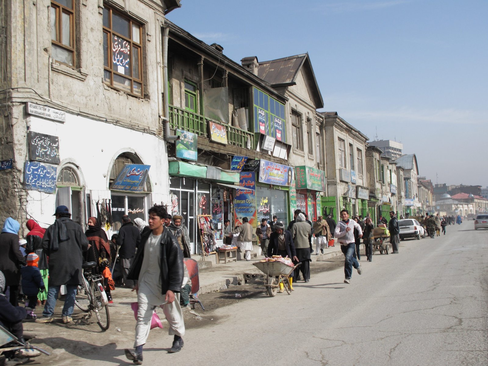 Calle con comercios en Kabul, Afganistán