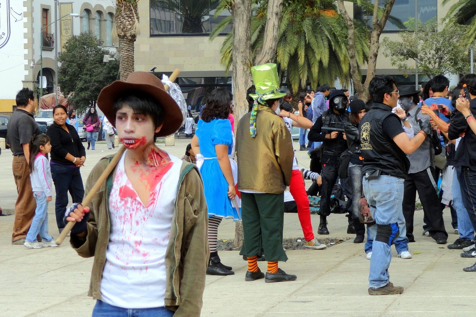 Participantes disfrazados de zombis en la Marcha Zombie de Ciudad de México