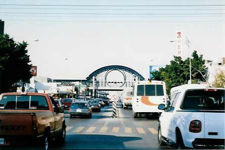 Estación elevada Cuauhtémoc del sistema Metrorrey en Monterrey, Nuevo León.