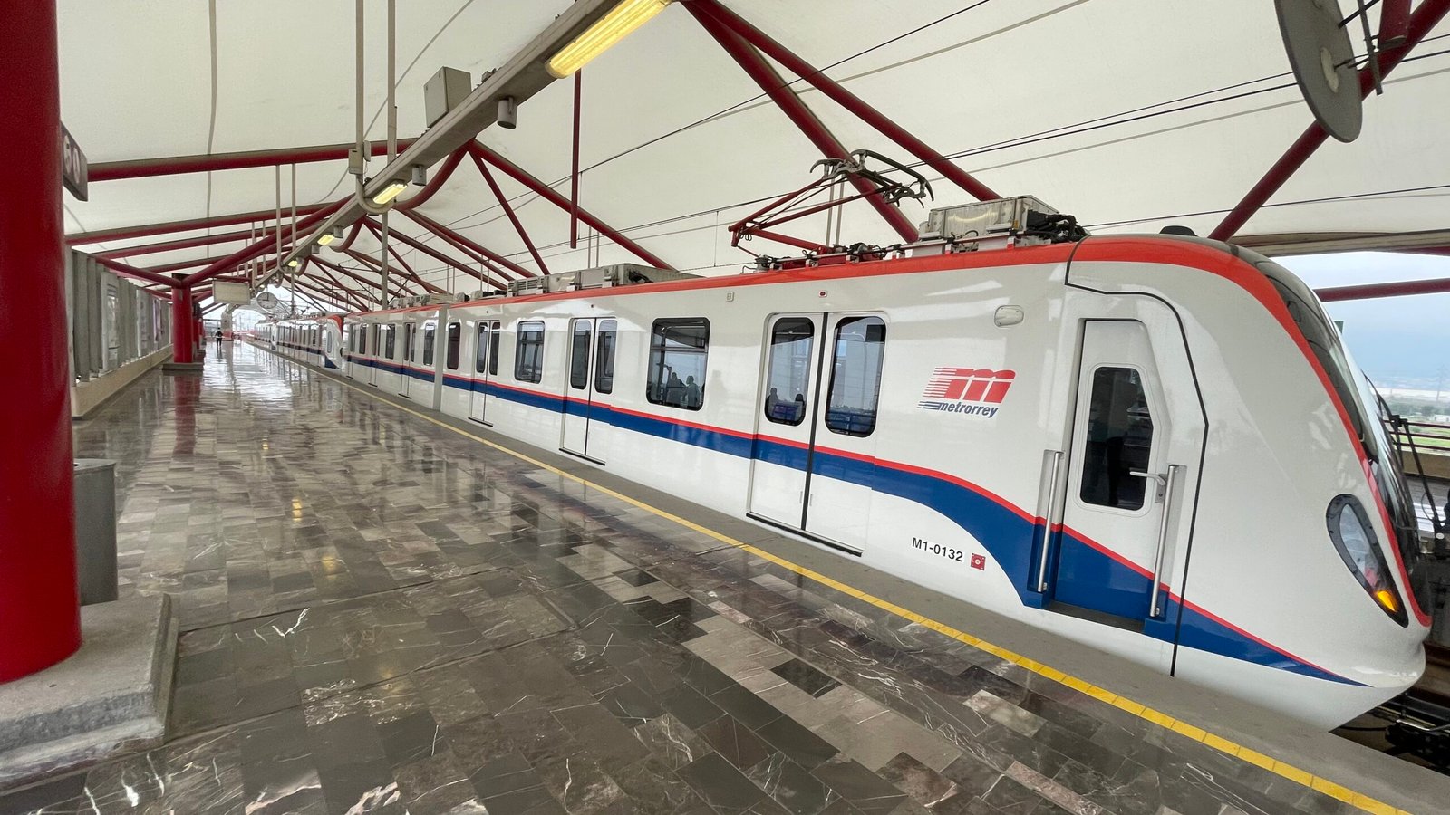 Tren del Metro de Nuevo León en una estación del sistema Metrorrey.