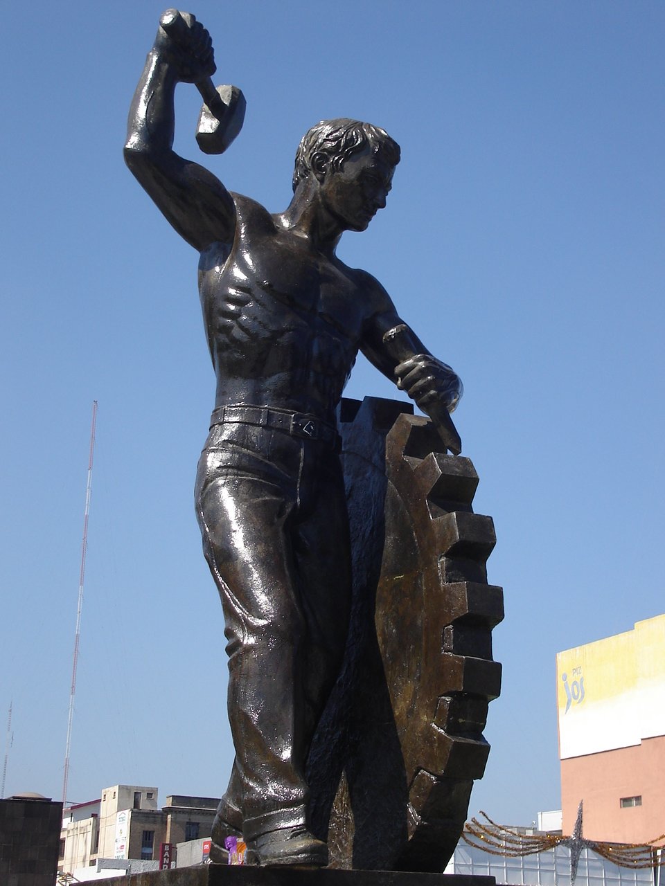 Monumento en la Macroplaza, en el centro de Monterrey.
