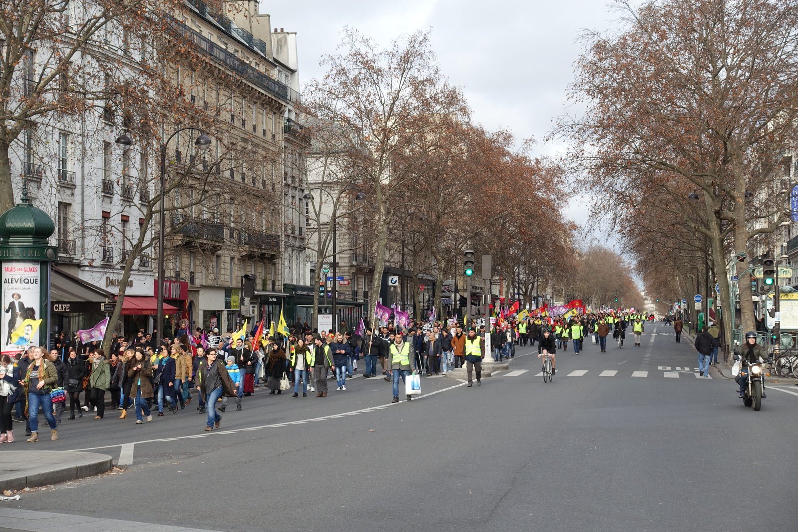 Manifestantes durante una protesta en la plaza de la Bastilla, París.
