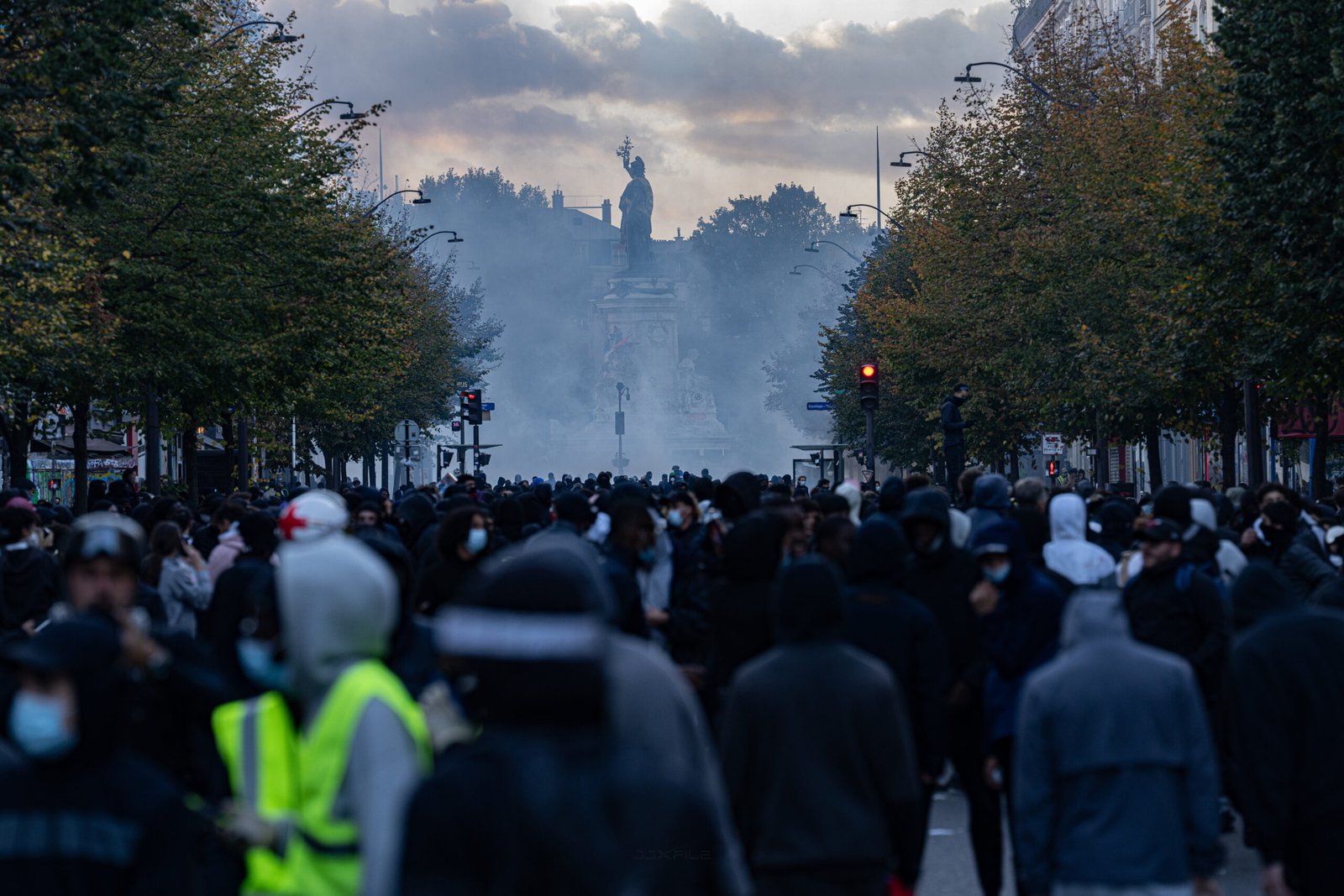 Multitud de manifestantes en el bulevar rumbo a la Plaza de la República, en París, entre gas lacrimógeno, durante las protestas del 17 de octubre de 2026.