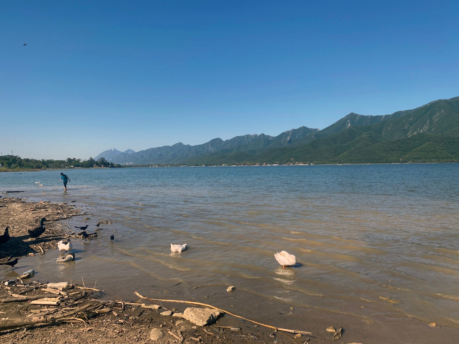 Presa La Boca en Santiago, Nuevo León, llena de agua con la Sierra Madre de fondo