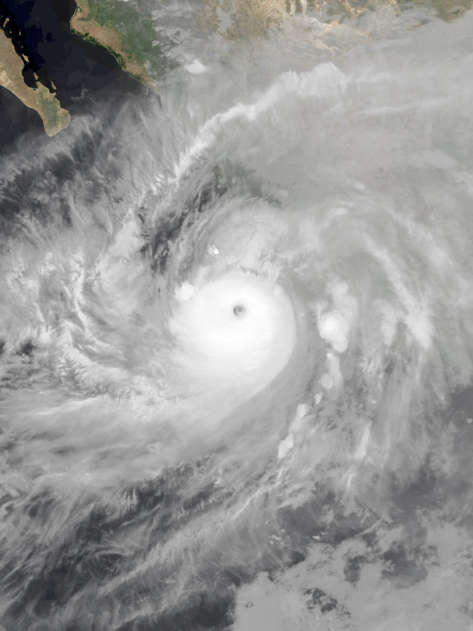 Imagen satelital del huracán Simon como categoría 4 frente a la costa de Jalisco