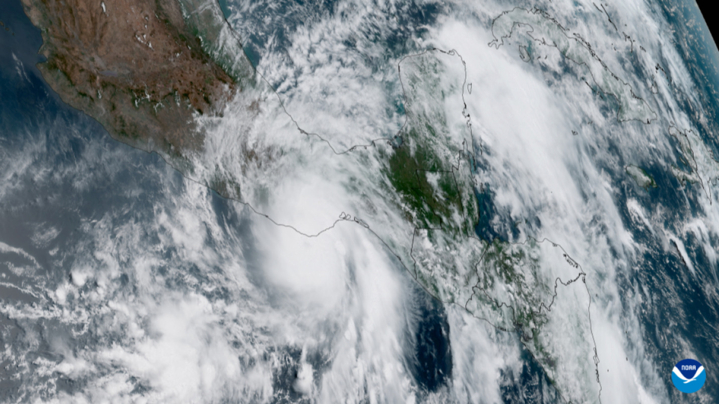 Imagen satelital de un huracán sobre el océano Pacífico