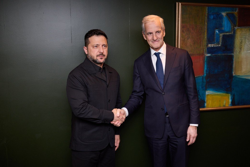 El presidente de Ucrania, Volodímir Zelenski, saluda al primer ministro de Noruega durante su visita de septiembre de 2026.